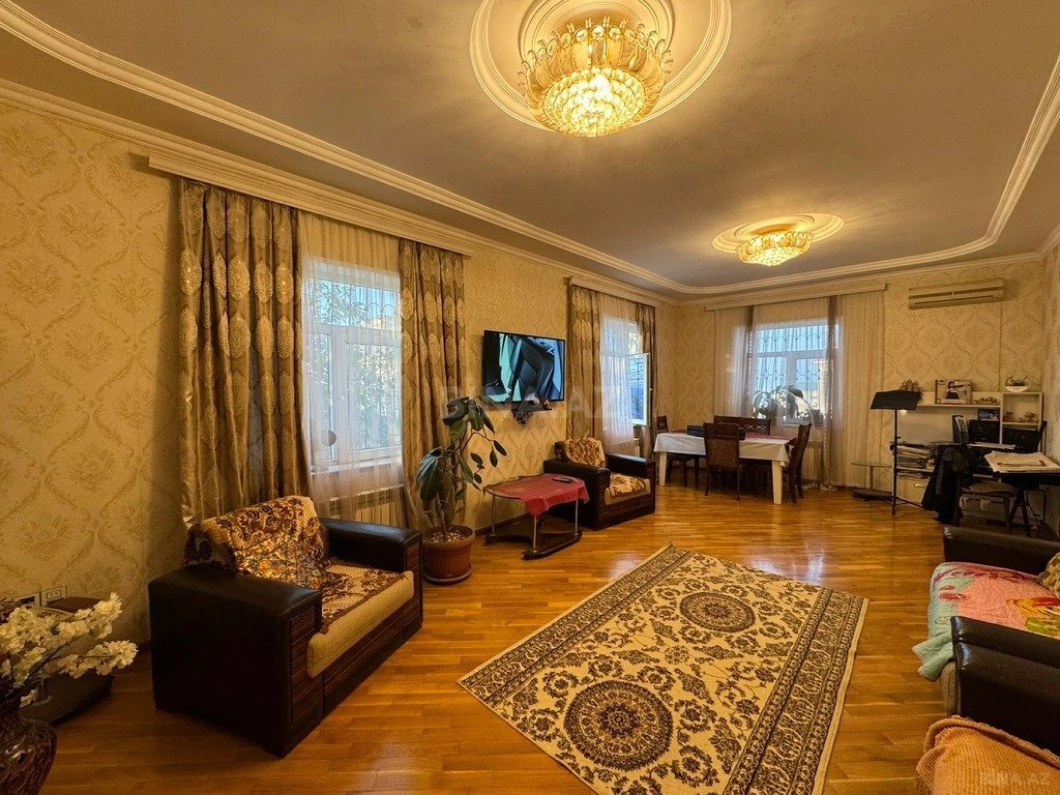 Satılır 5 otaqlı həyət evi 220 m²