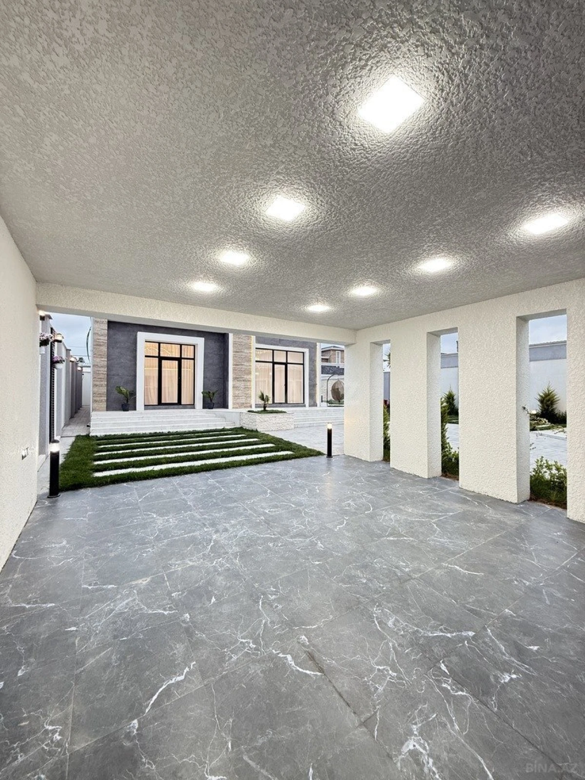 Satılır 5 otaqlı həyət evi 215 m²