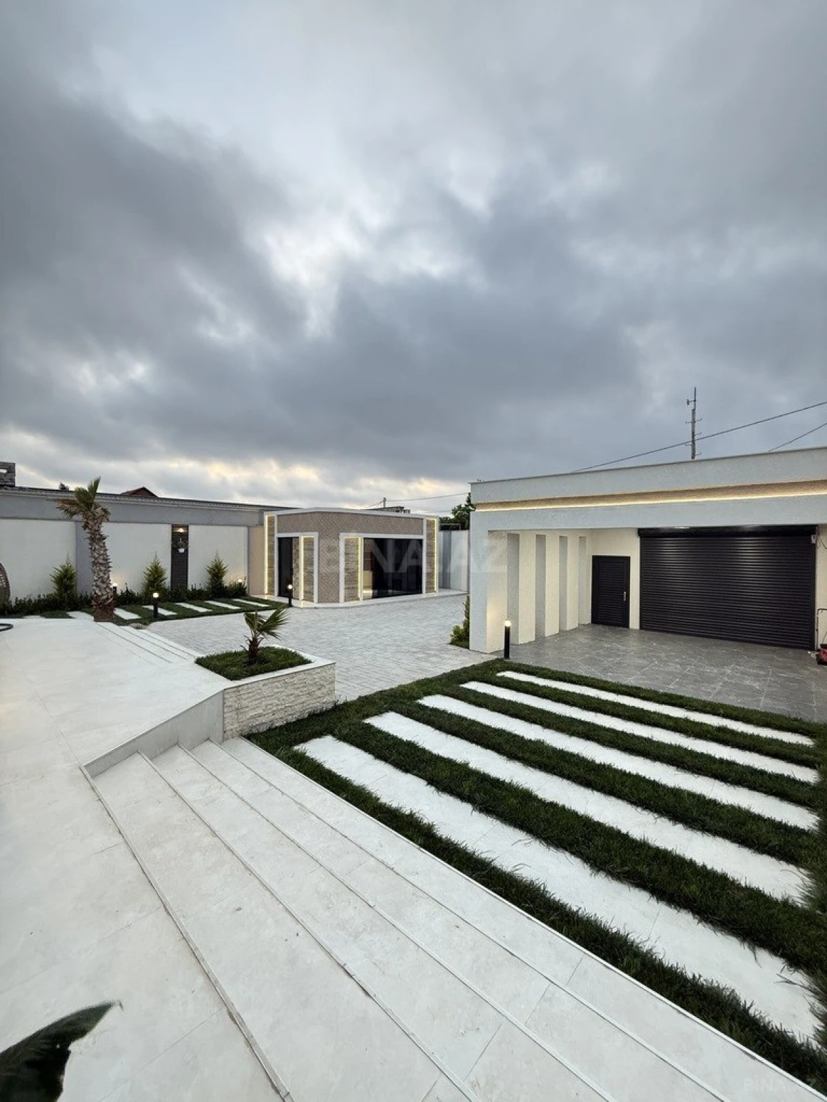 Satılır 5 otaqlı həyət evi 215 m²