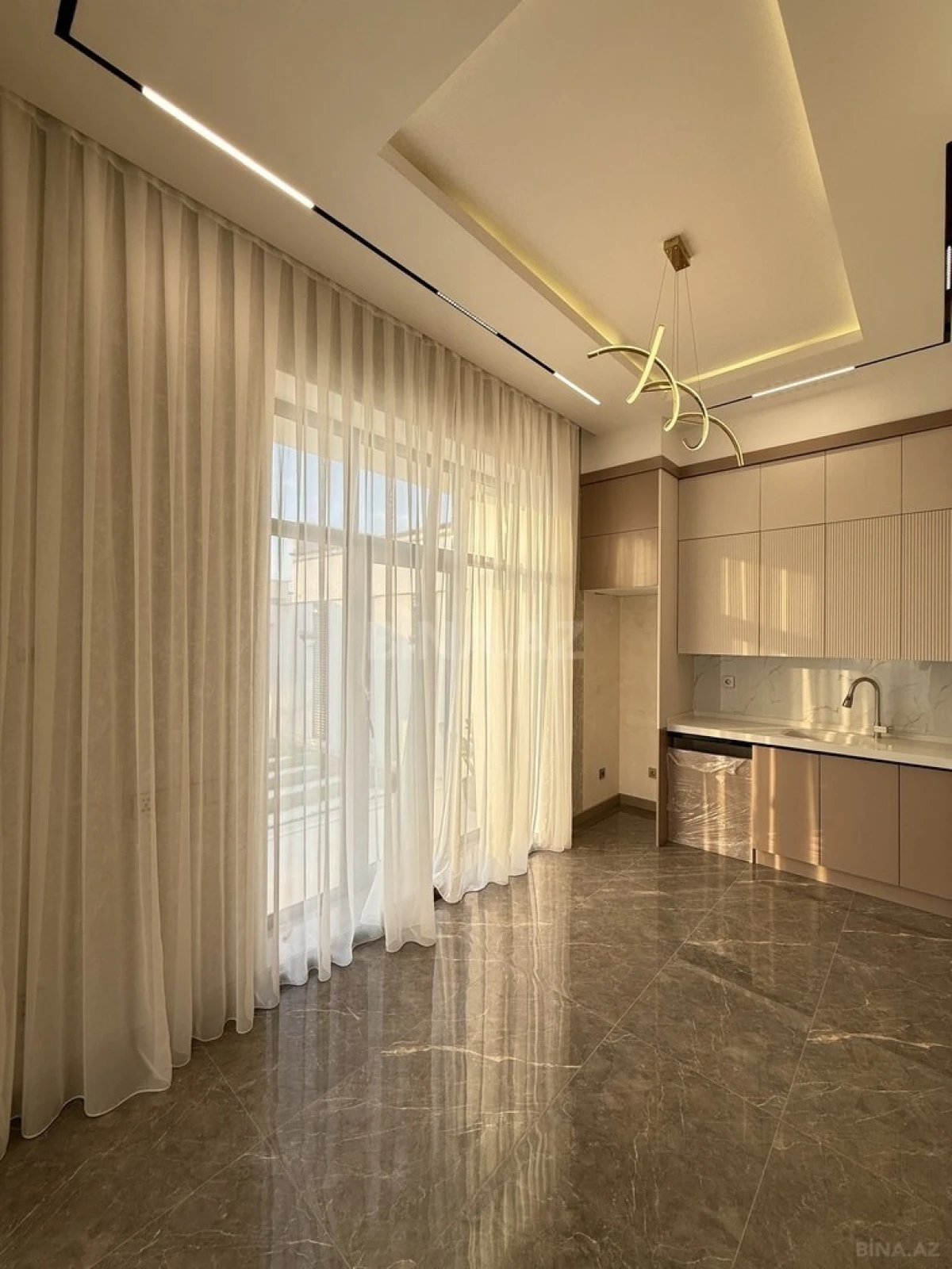 Satılır 5 otaqlı həyət evi 215 m²