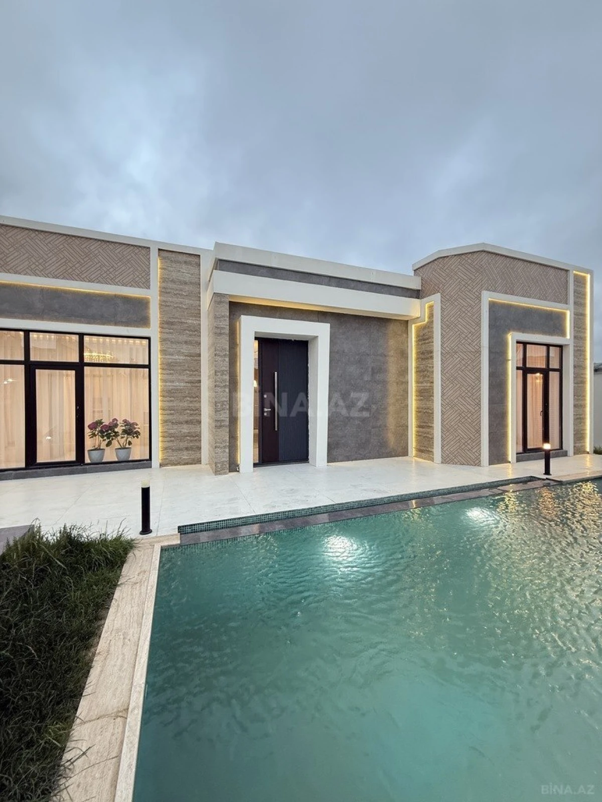 Satılır 5 otaqlı həyət evi 215 m²