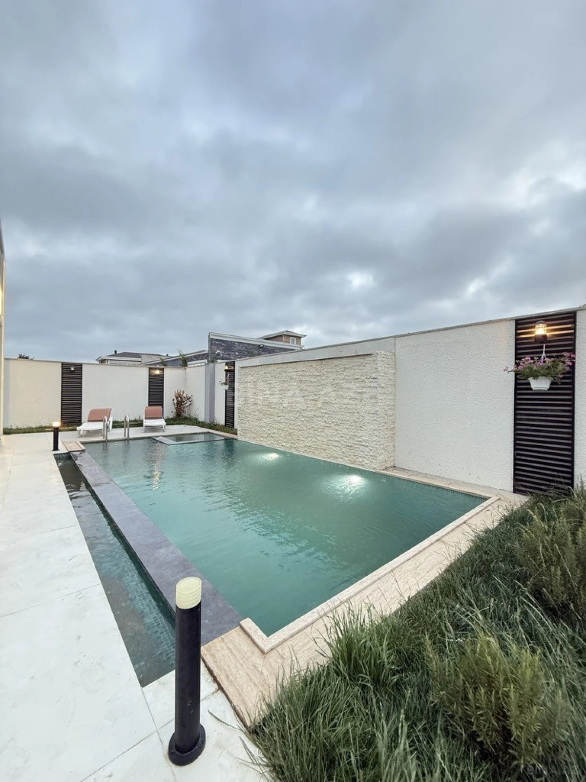 Satılır 5 otaqlı həyət evi 215 m²