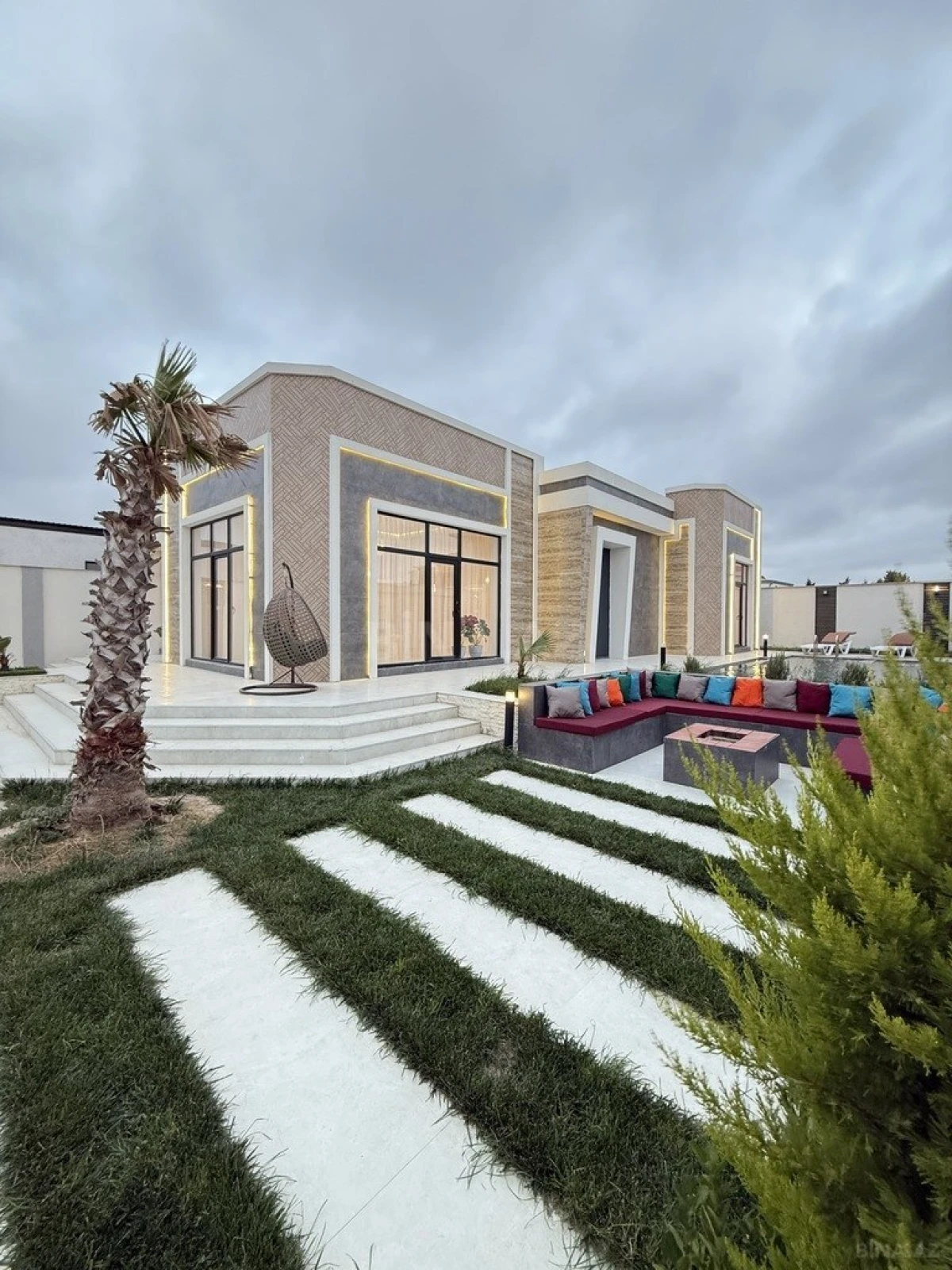 Satılır 5 otaqlı həyət evi 215 m²