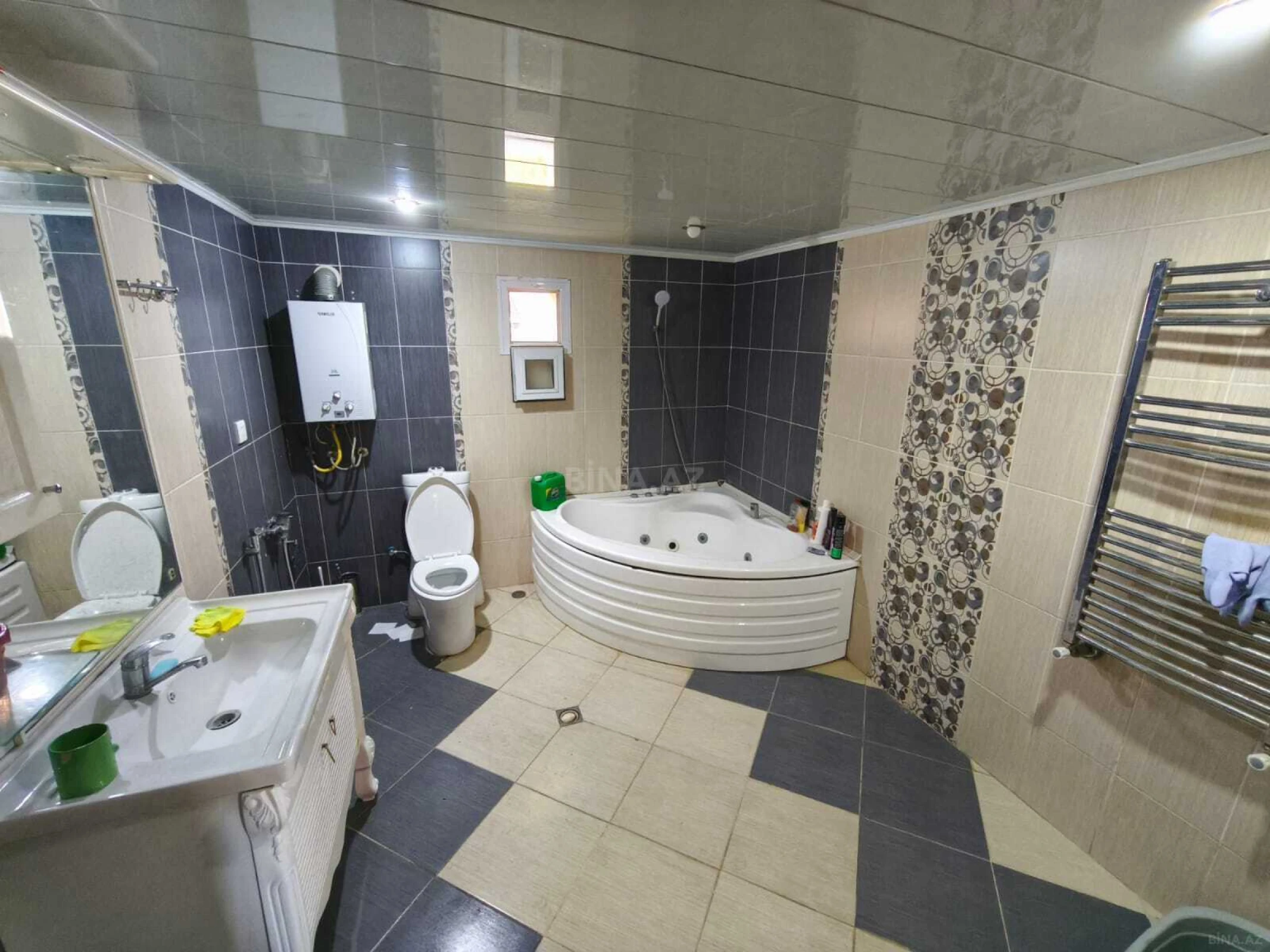 Satılır 5 otaqlı həyət evi 200 m²