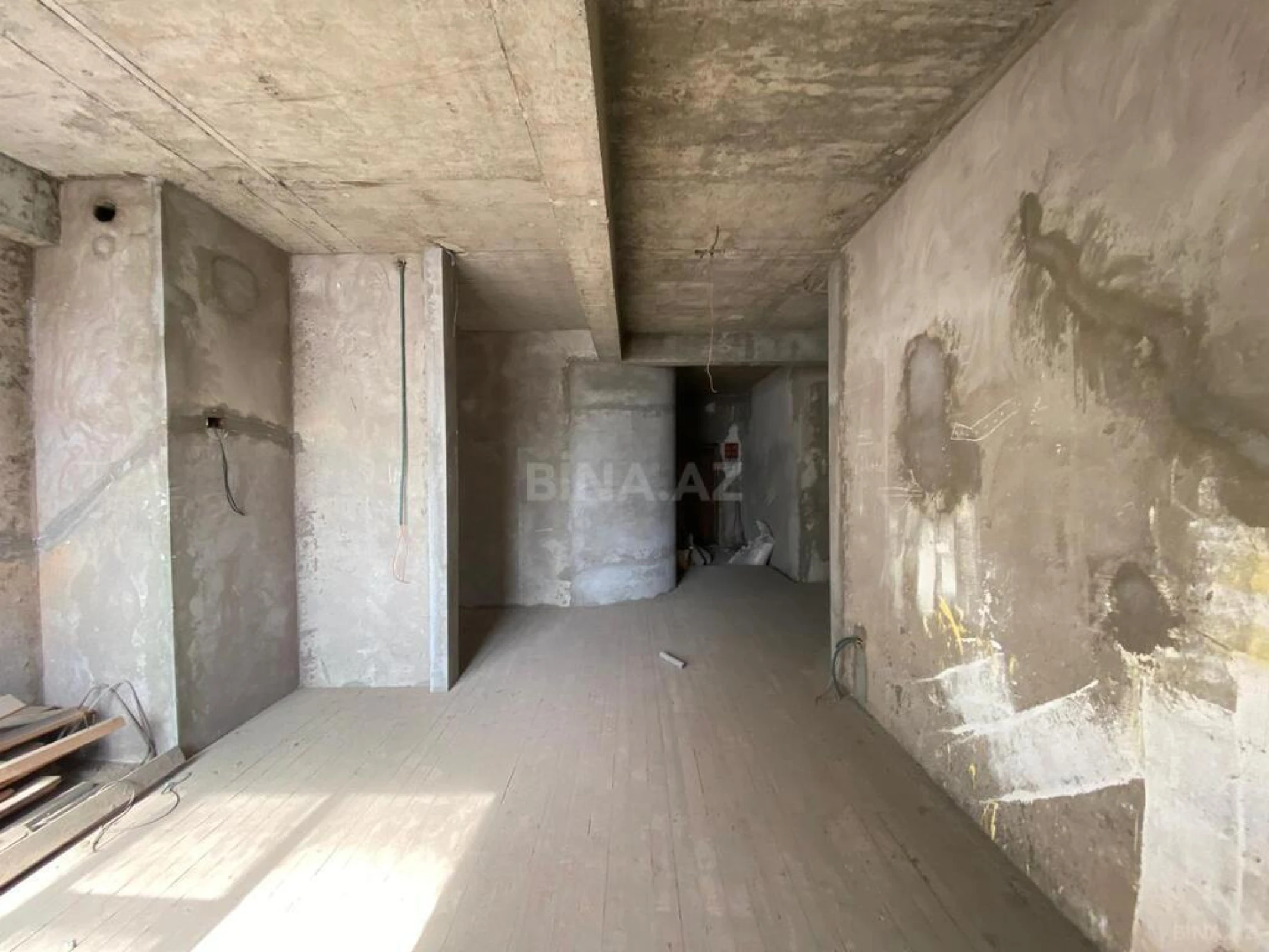 Satılır 4 otaqlı mənzil 180 m²