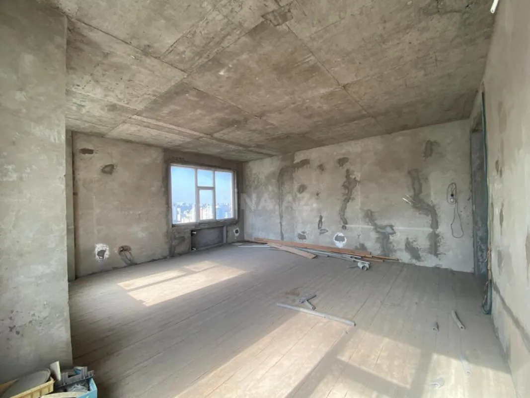 Satılır 4 otaqlı mənzil 180 m²