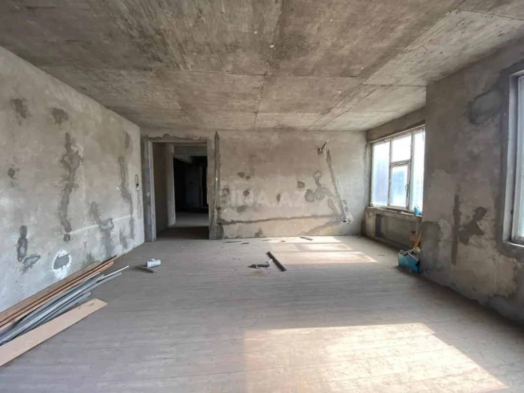 Satılır 4 otaqlı mənzil 180 m²