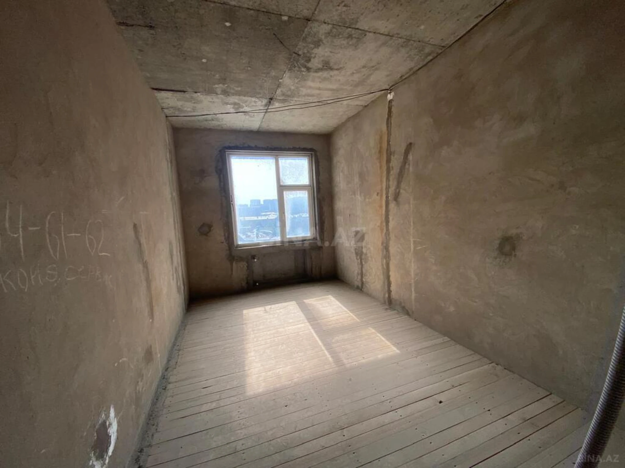 Satılır 4 otaqlı mənzil 180 m²