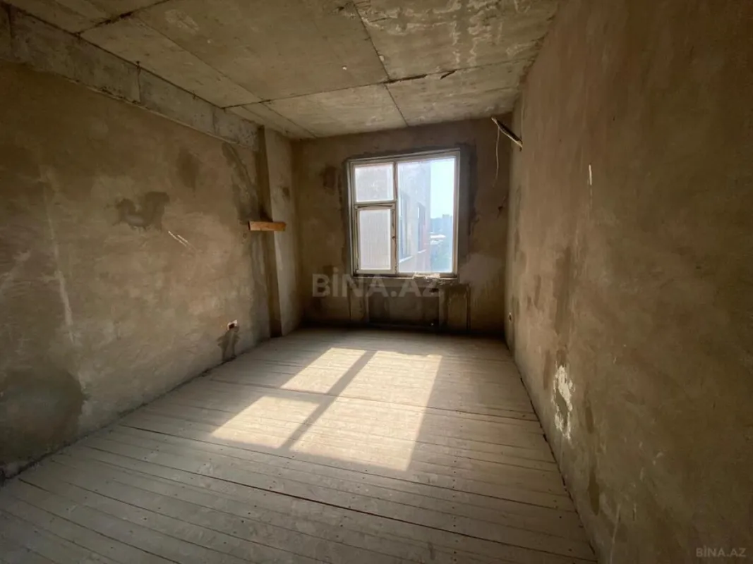 Satılır 4 otaqlı mənzil 180 m²