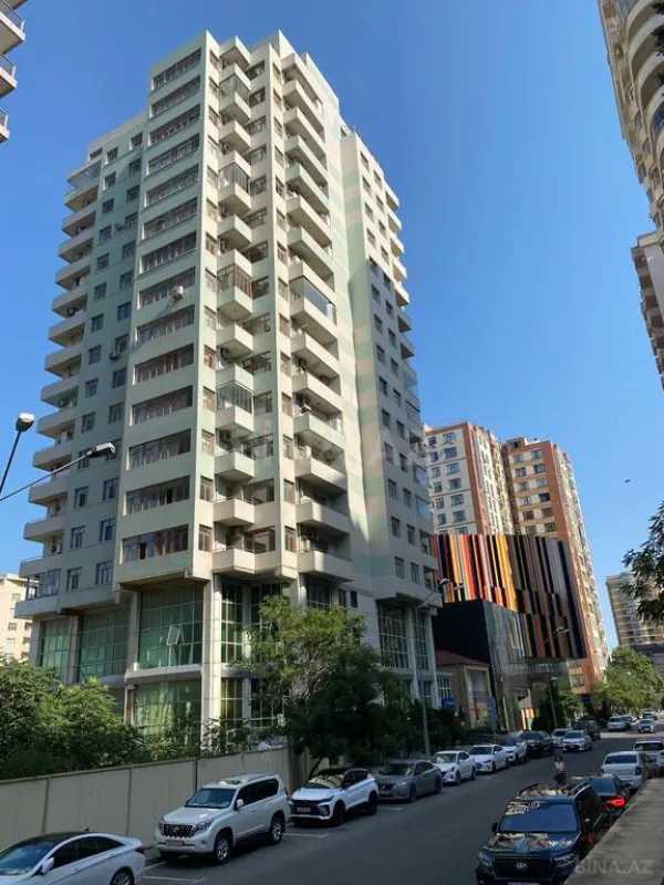 Satılır 4 otaqlı mənzil 180 m²