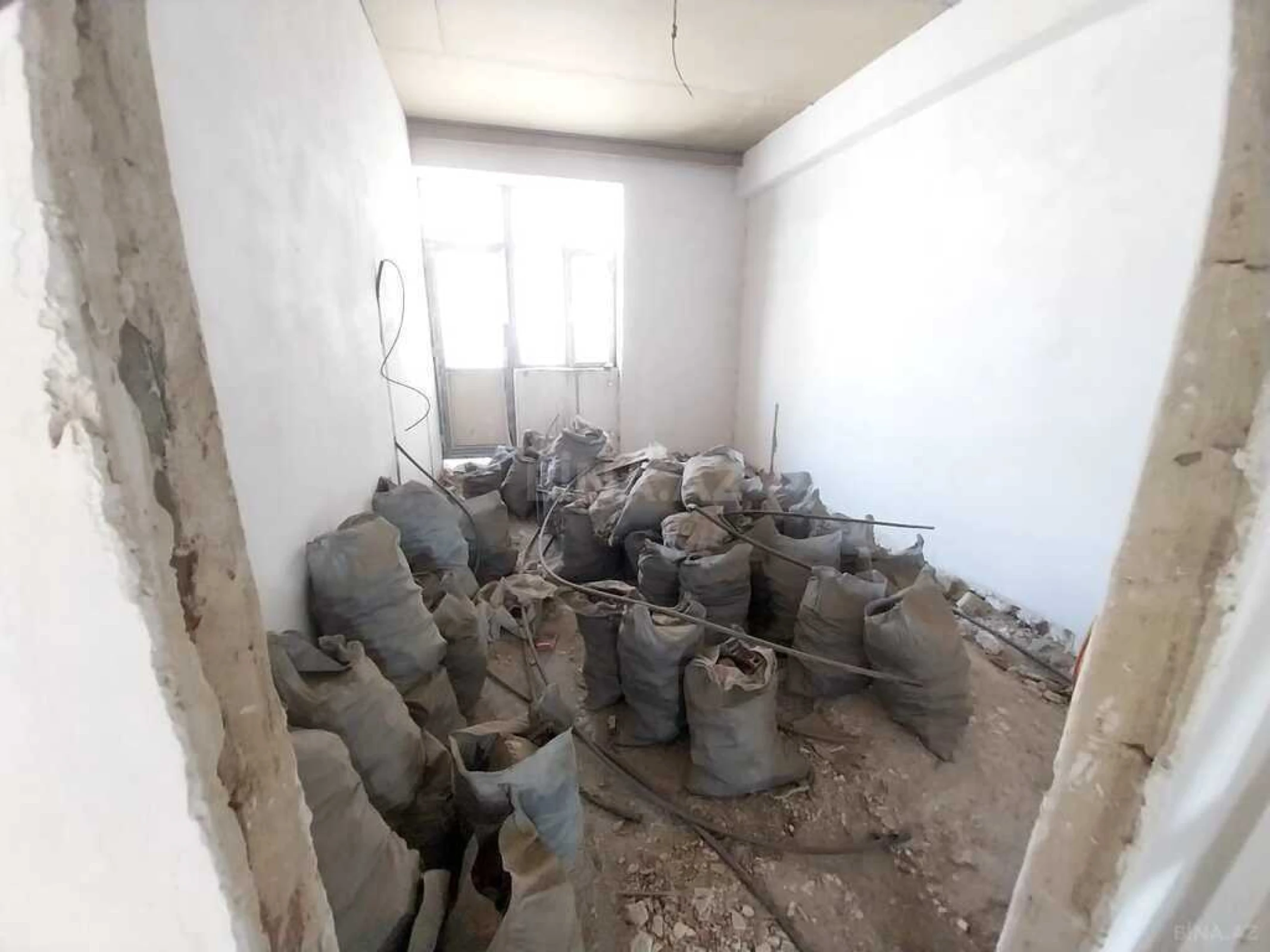 Satılır 4 otaqlı mənzil 200 m²