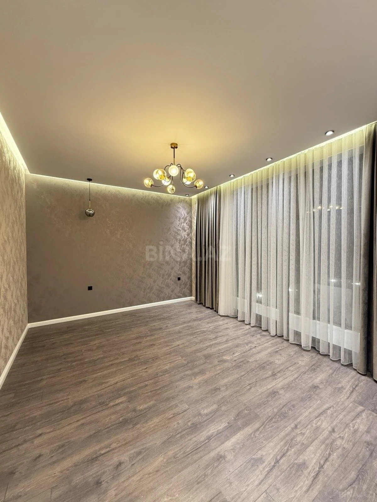 Satılır 6 otaqlı həyət evi 300 m²