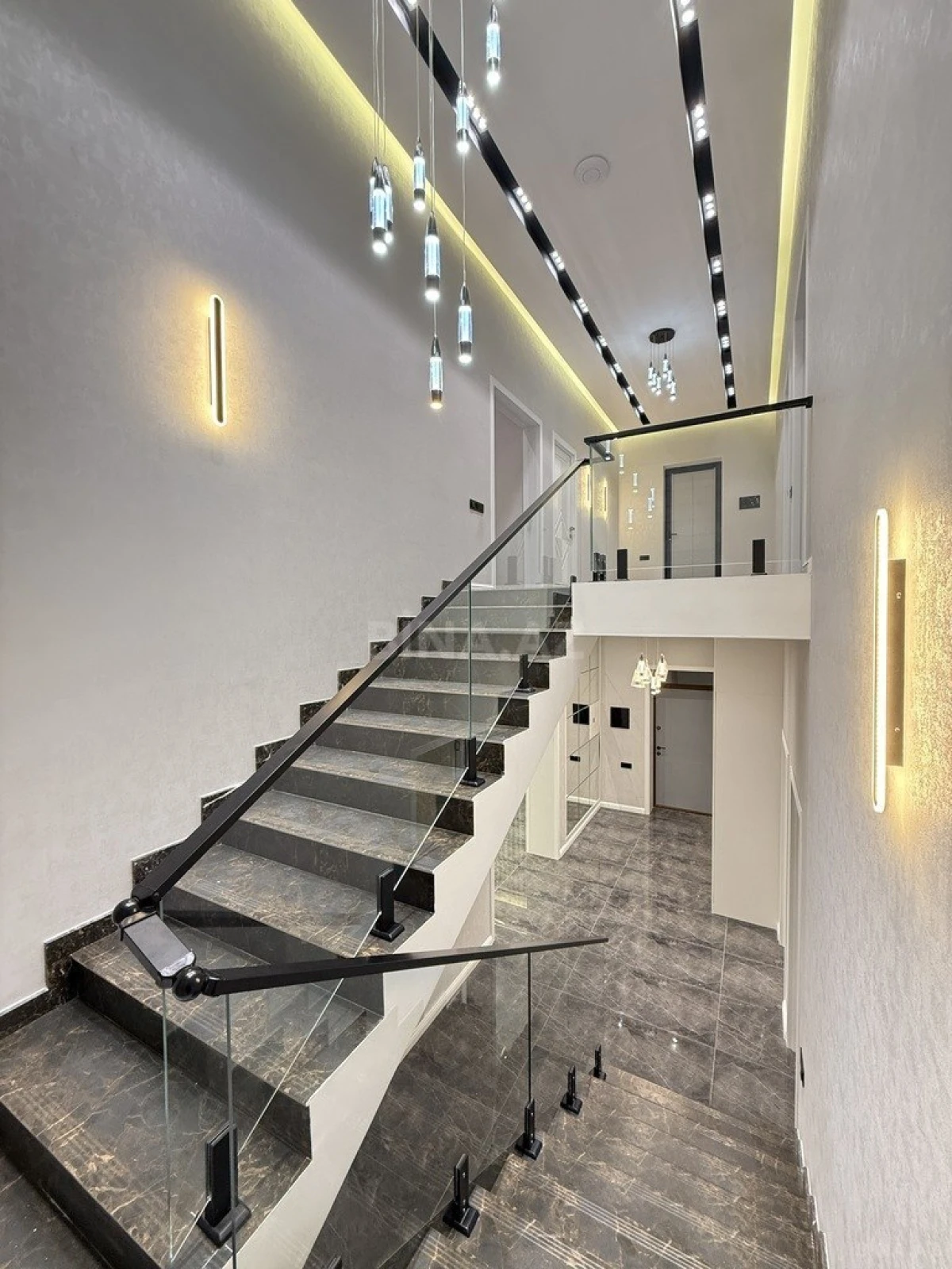 Satılır 6 otaqlı həyət evi 300 m²