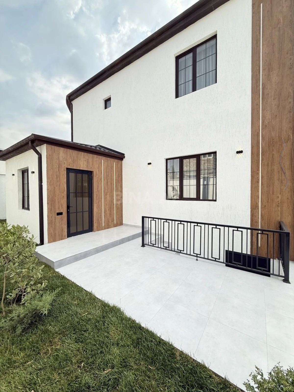 Satılır 5 otaqlı həyət evi 220 m²