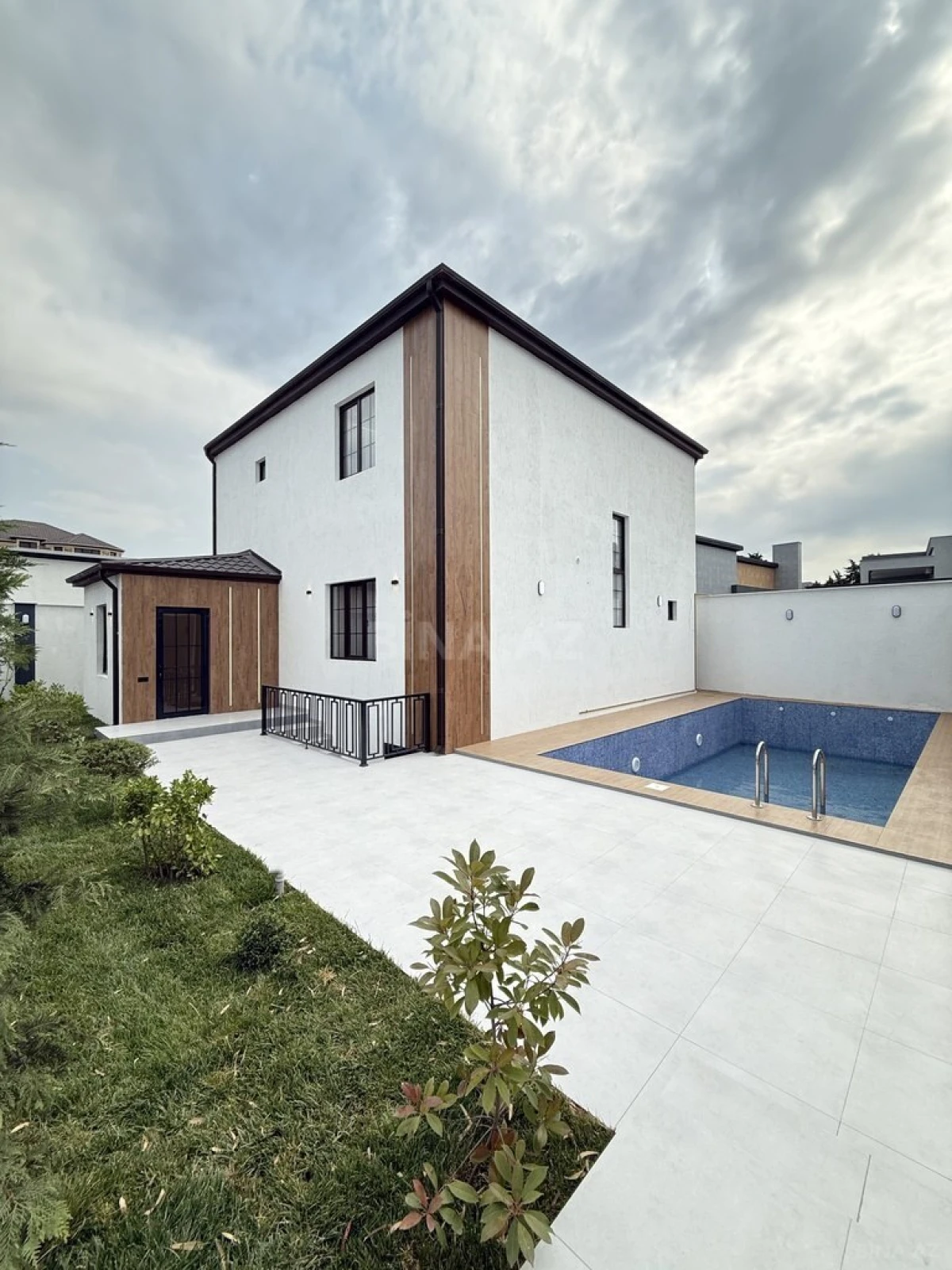 Satılır 5 otaqlı həyət evi 220 m²
