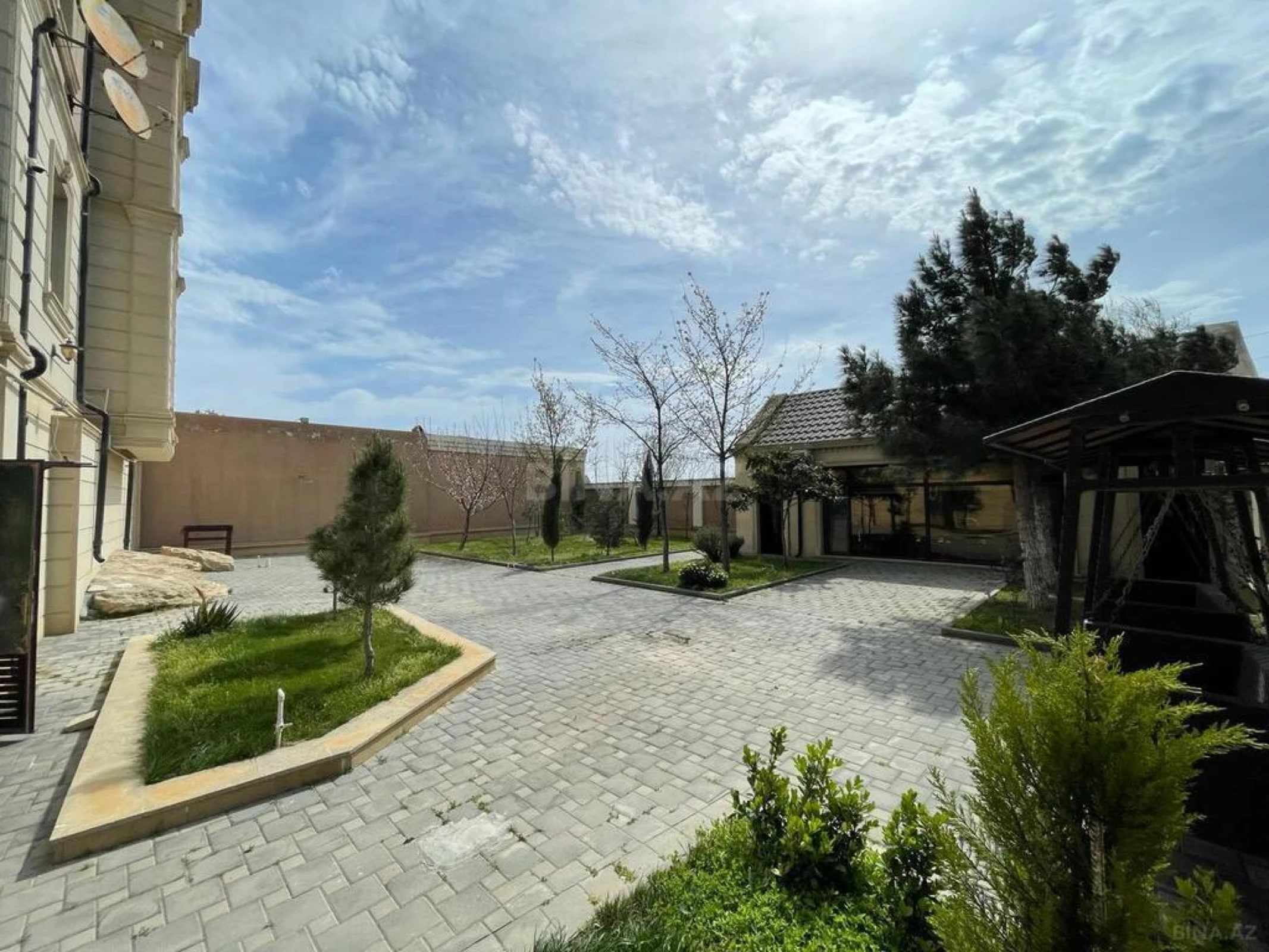 Satılır 7 otaqlı həyət evi 300 m²