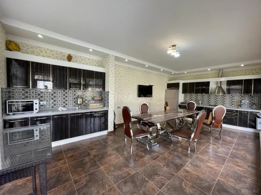 Satılır 7 otaqlı həyət evi 300 m²