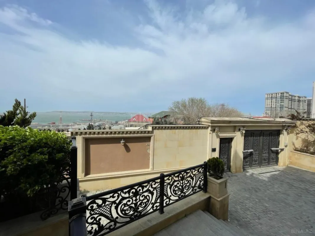 Satılır 7 otaqlı həyət evi 300 m²