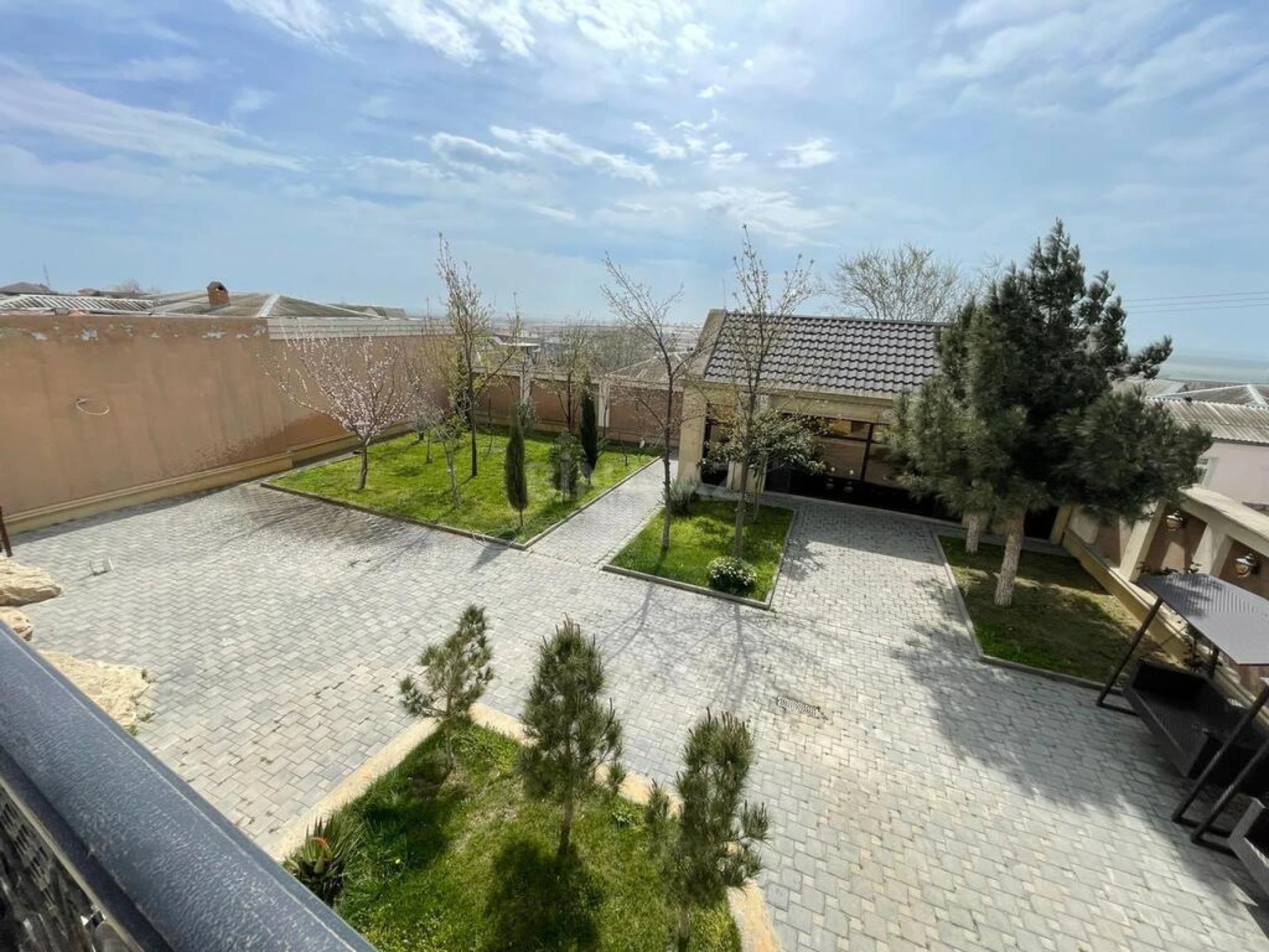 Satılır 7 otaqlı həyət evi 300 m²