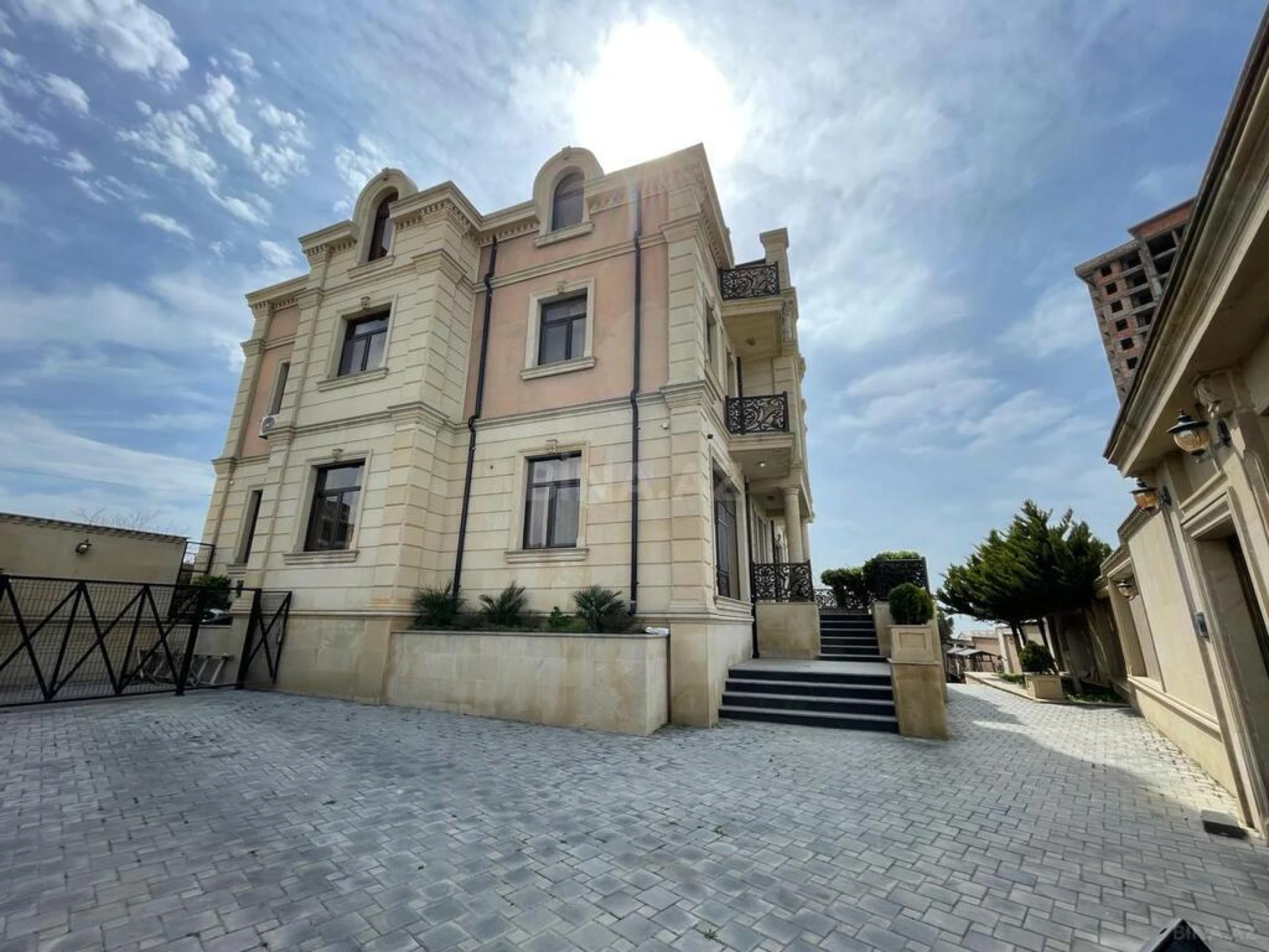 Satılır 7 otaqlı həyət evi 300 m²