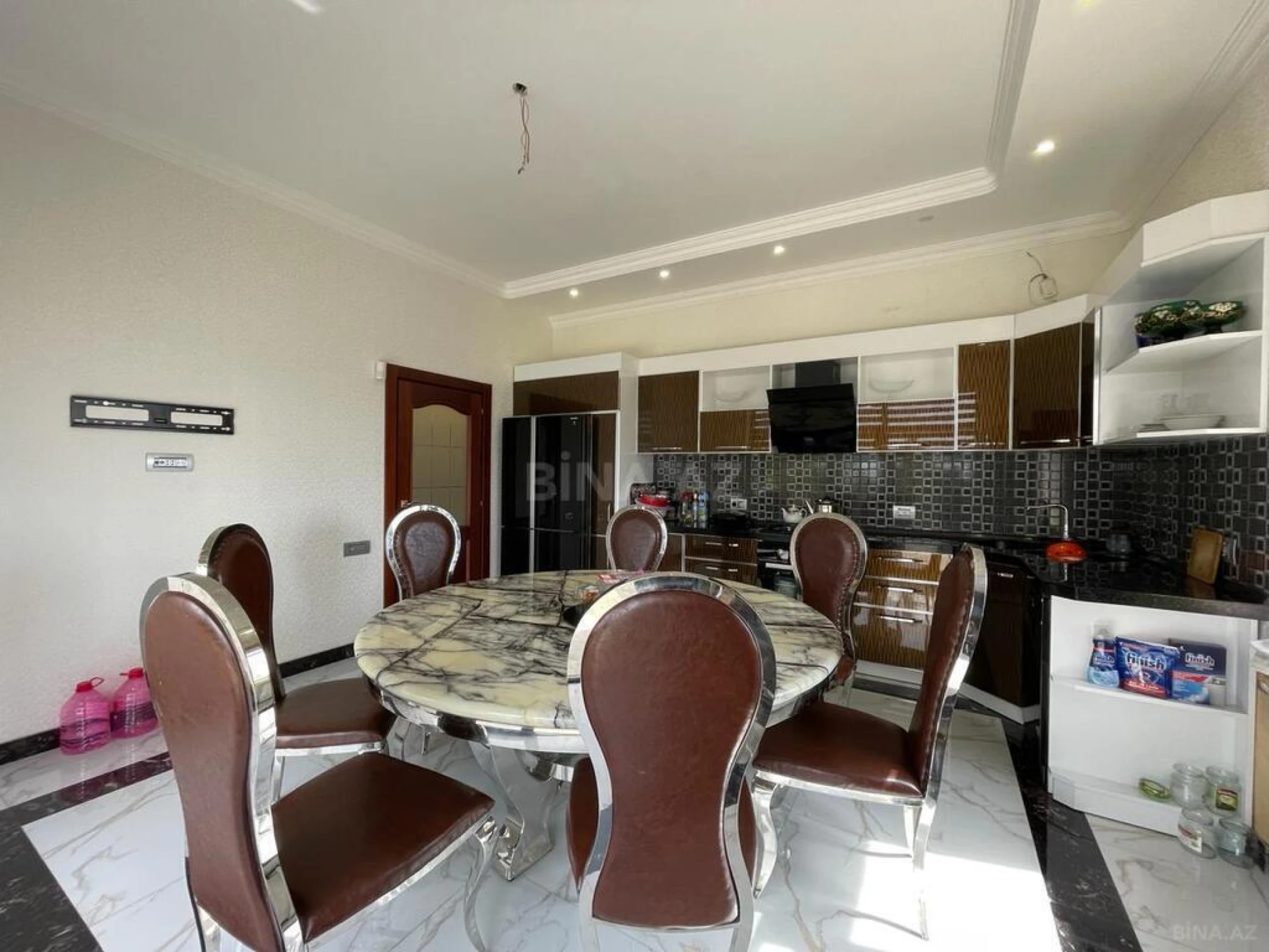 Satılır 7 otaqlı həyət evi 300 m²