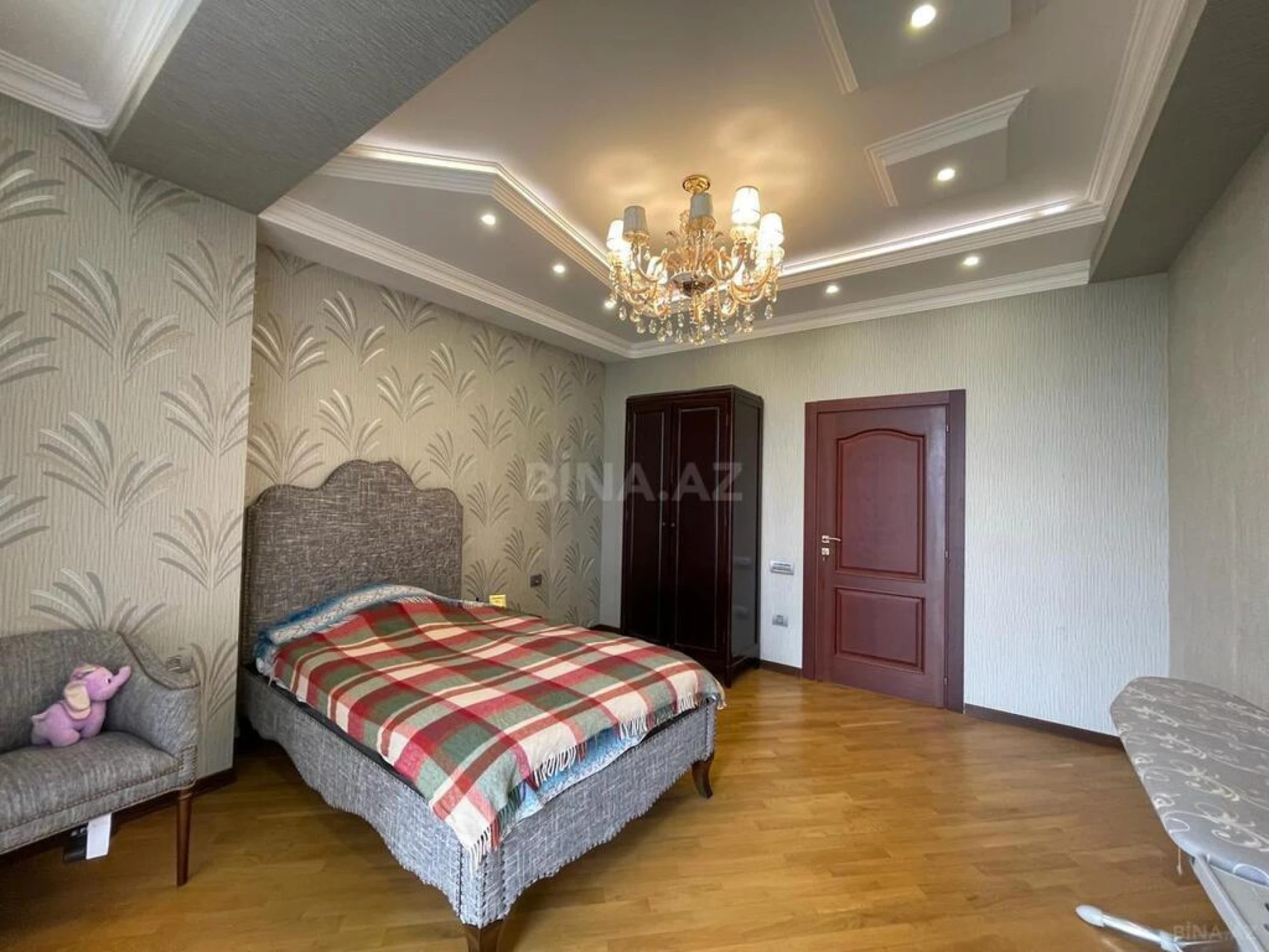 Satılır 7 otaqlı həyət evi 300 m²