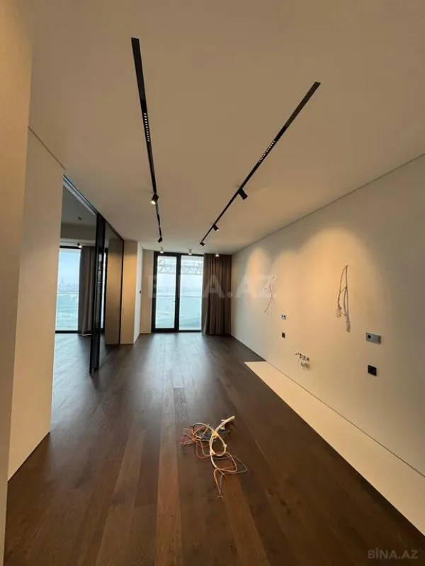 Satılır 4 otaqlı mənzil 303 m²