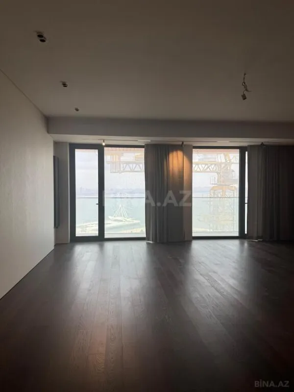 Satılır 4 otaqlı mənzil 303 m²