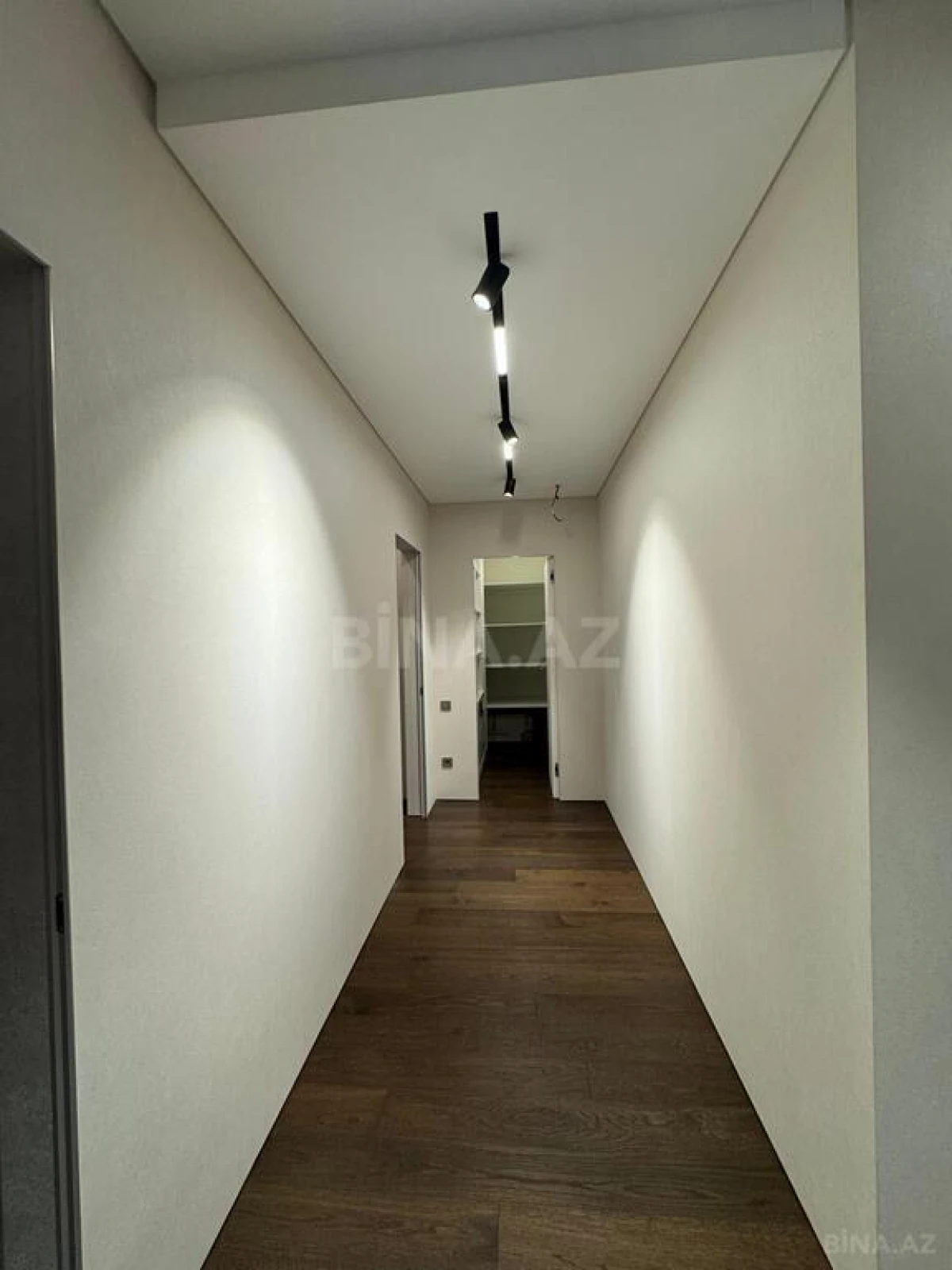 Satılır 4 otaqlı mənzil 303 m²
