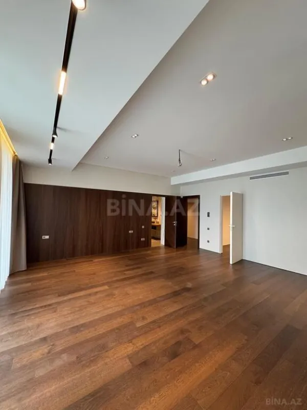 Satılır 4 otaqlı mənzil 303 m²