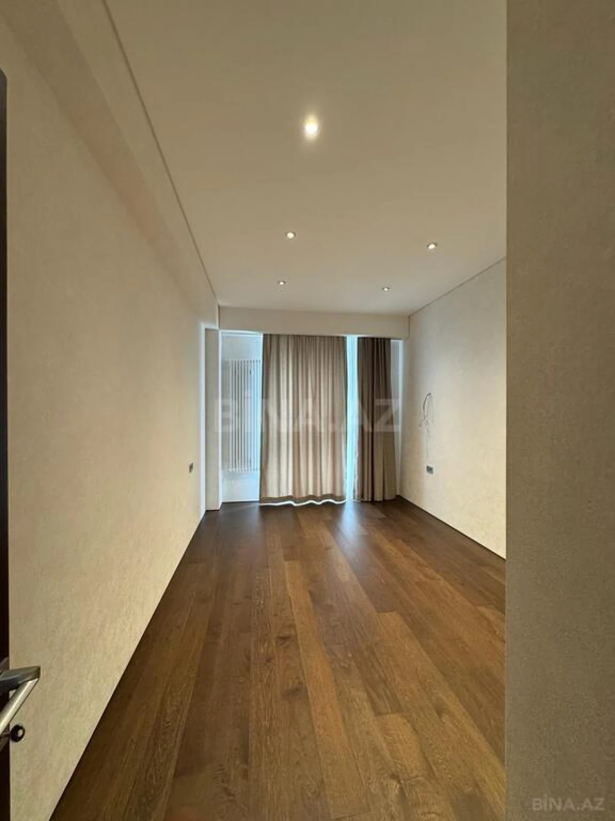Satılır 4 otaqlı mənzil 303 m²