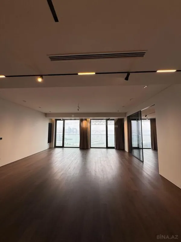Satılır 4 otaqlı mənzil 303 m²