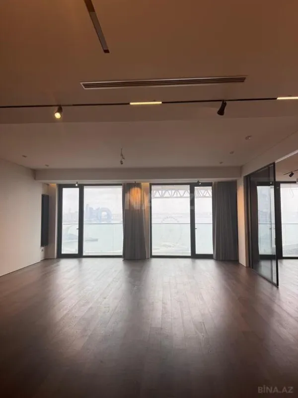 Satılır 4 otaqlı mənzil 303 m²