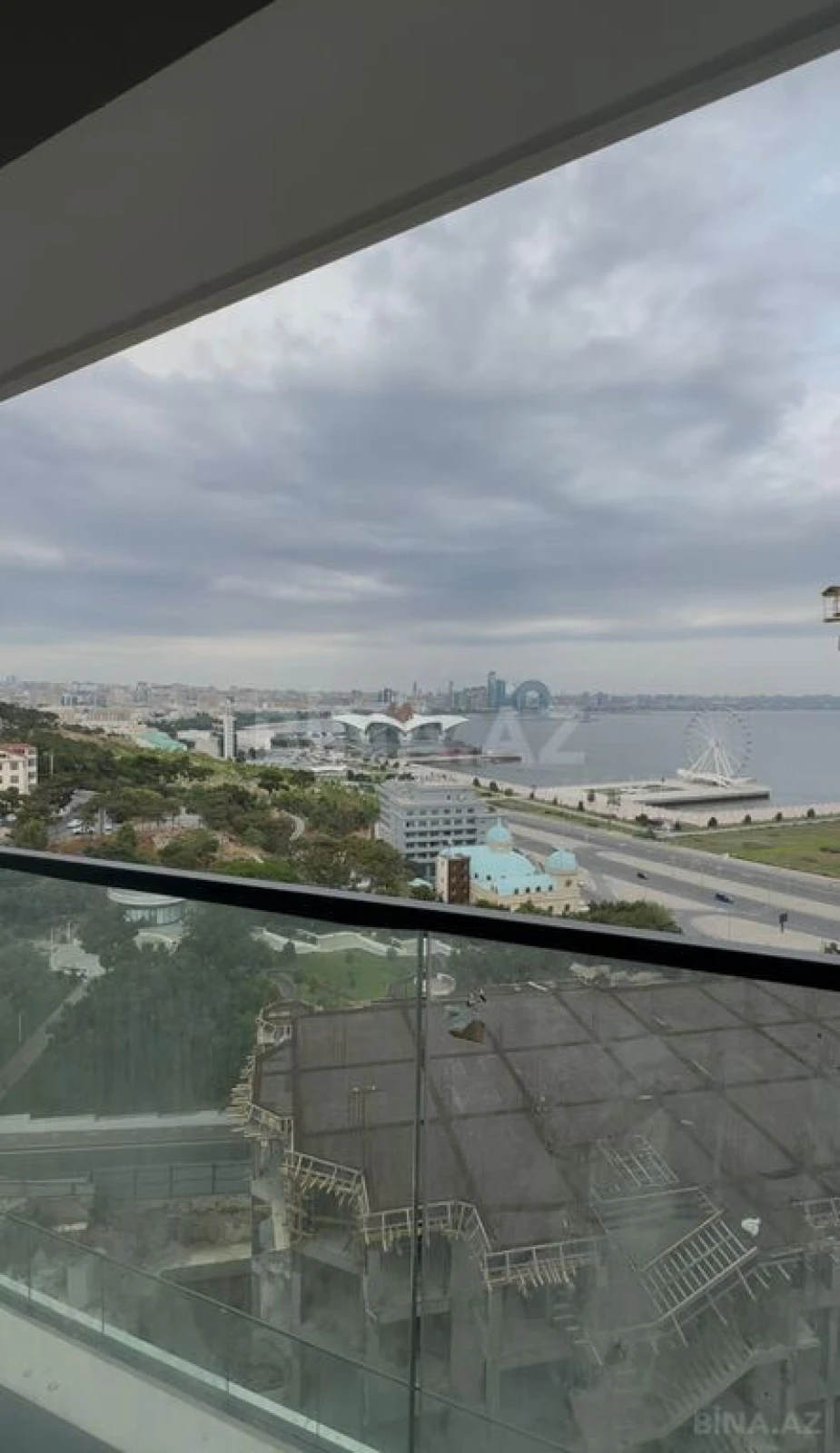 Satılır 4 otaqlı mənzil 303 m²