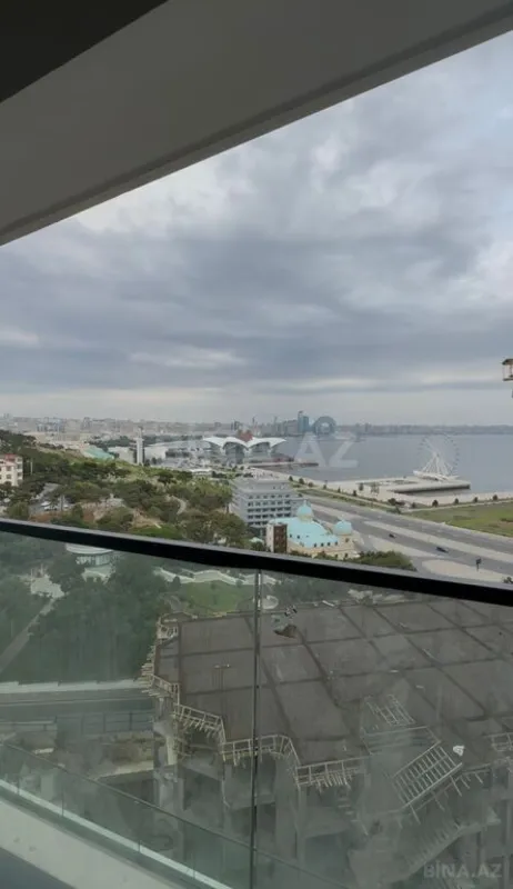 Satılır 4 otaqlı mənzil 303 m²