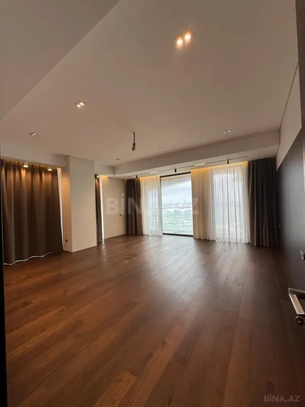 Satılır 4 otaqlı mənzil 303 m²