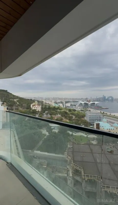 Satılır 4 otaqlı mənzil 303 m²