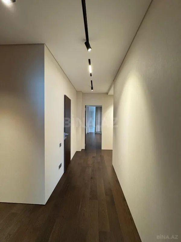 Satılır 4 otaqlı mənzil 303 m²