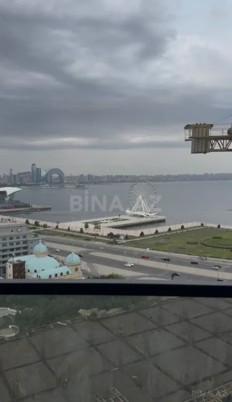 Satılır 4 otaqlı mənzil 303 m²