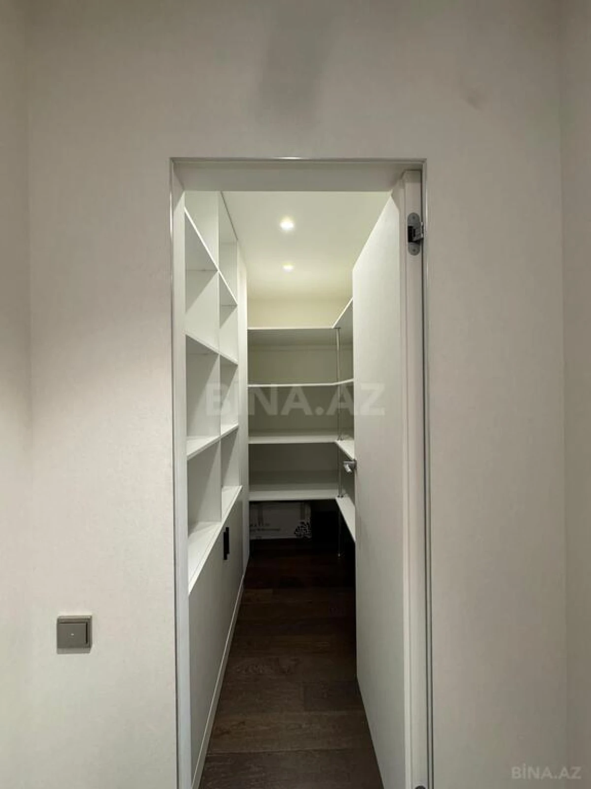 Satılır 4 otaqlı mənzil 303 m²