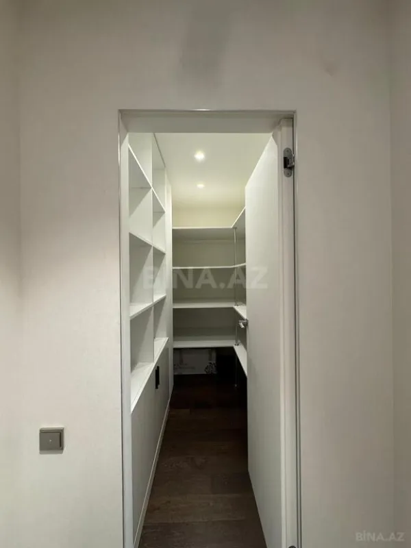 Satılır 4 otaqlı mənzil 303 m²