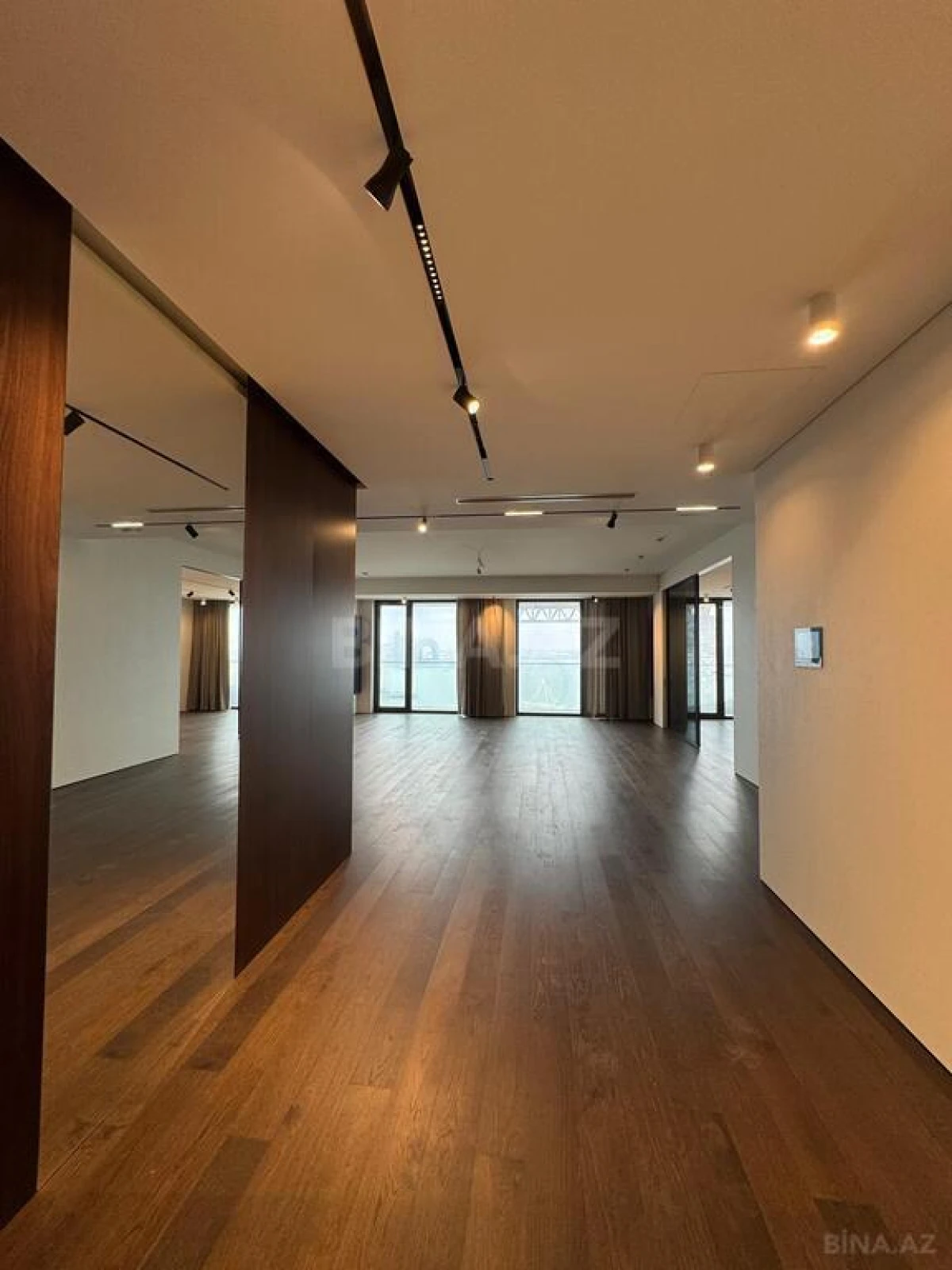 Satılır 4 otaqlı mənzil 303 m²