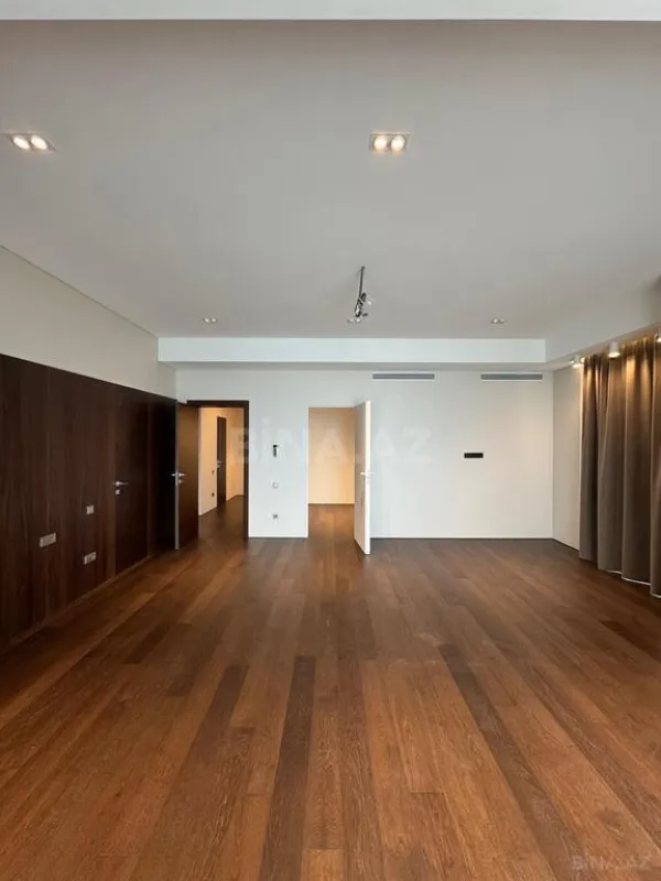 Satılır 4 otaqlı mənzil 303 m²