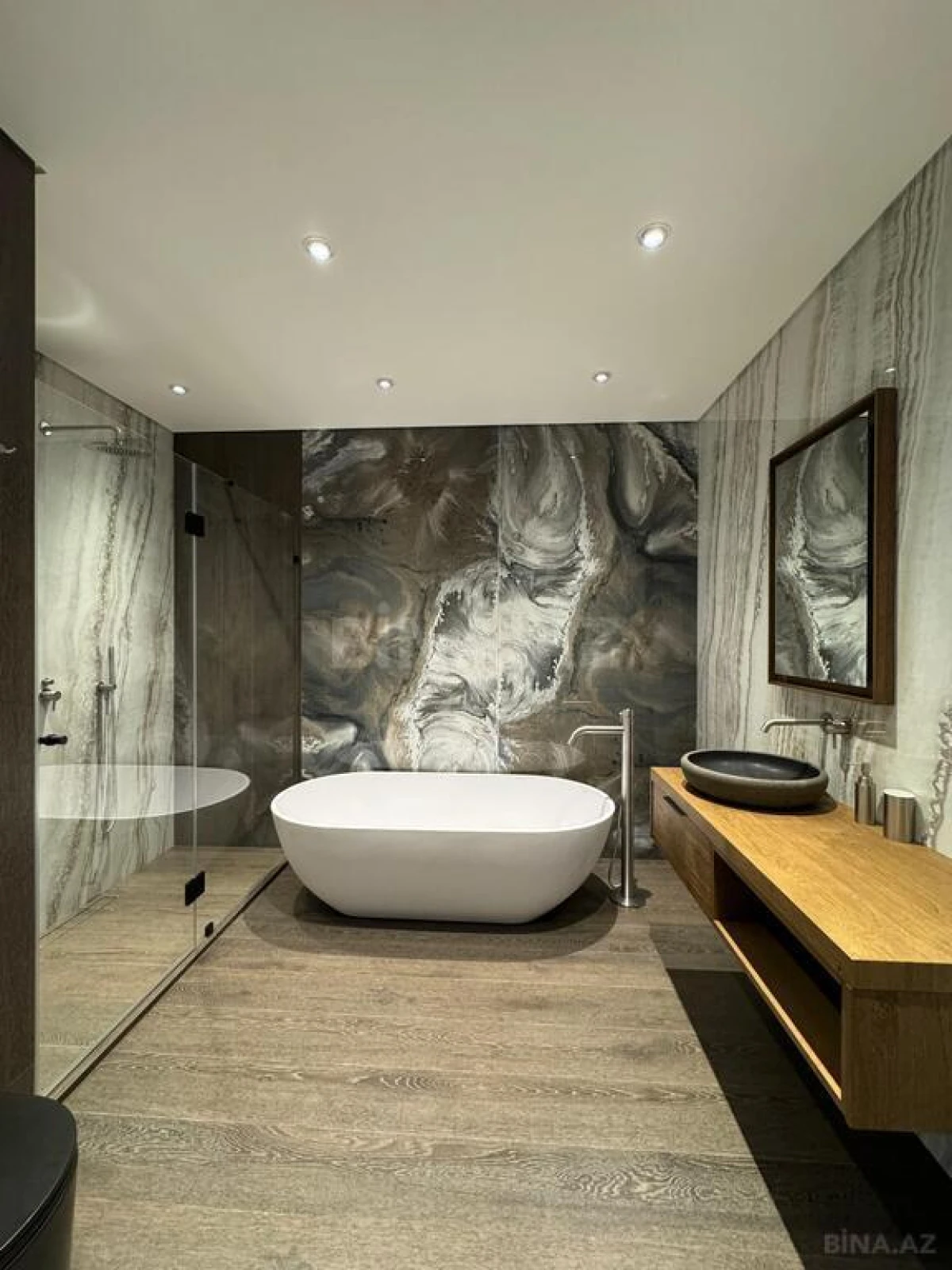 Satılır 4 otaqlı mənzil 303 m²