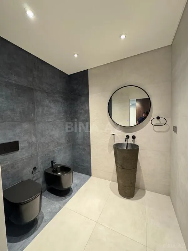 Satılır 4 otaqlı mənzil 303 m²
