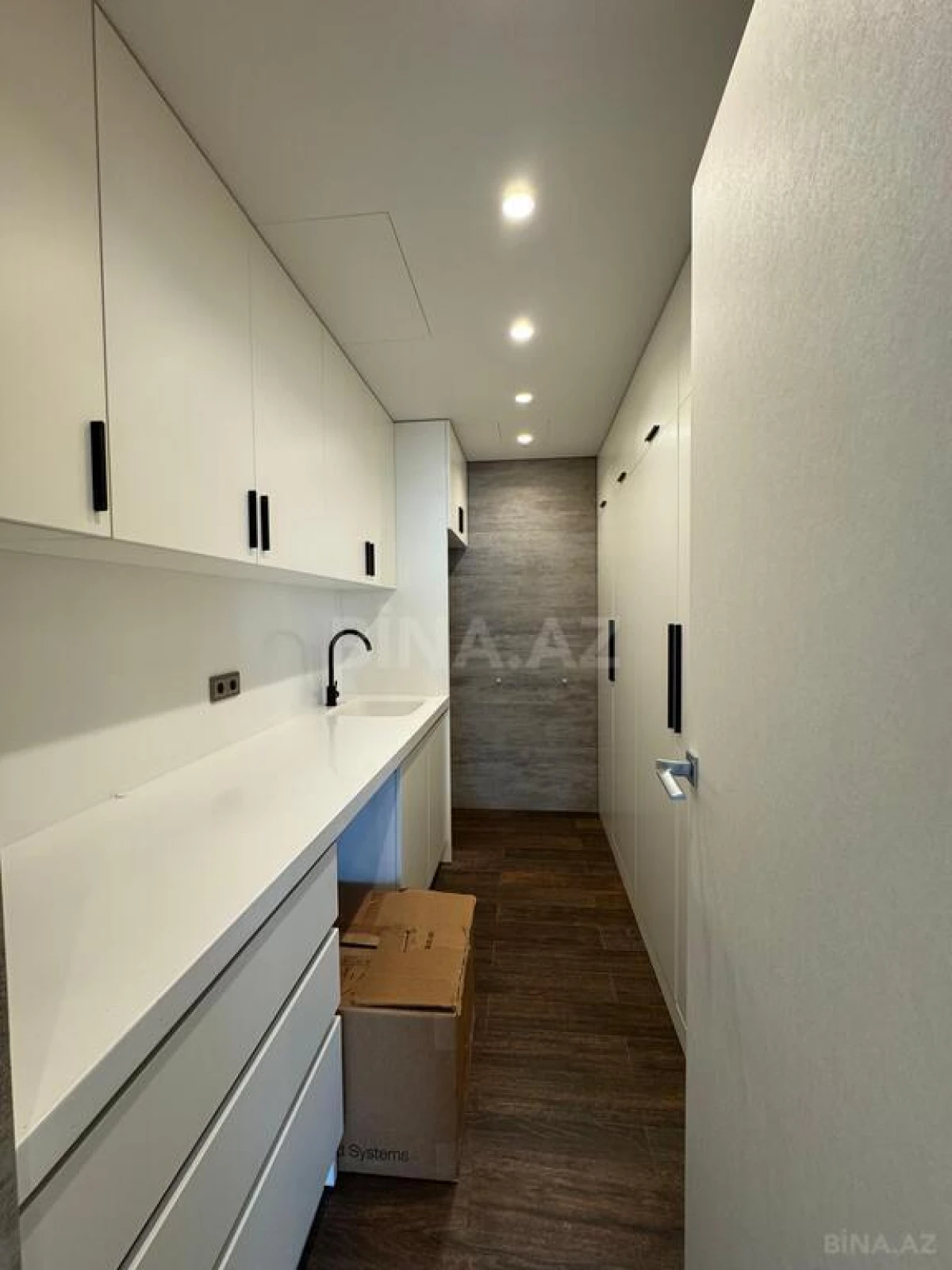 Satılır 4 otaqlı mənzil 303 m²