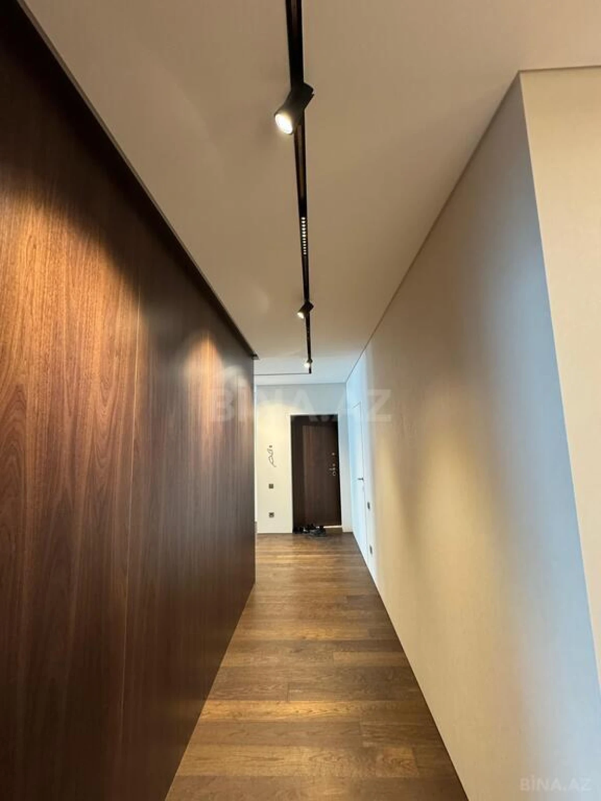 Satılır 4 otaqlı mənzil 303 m²