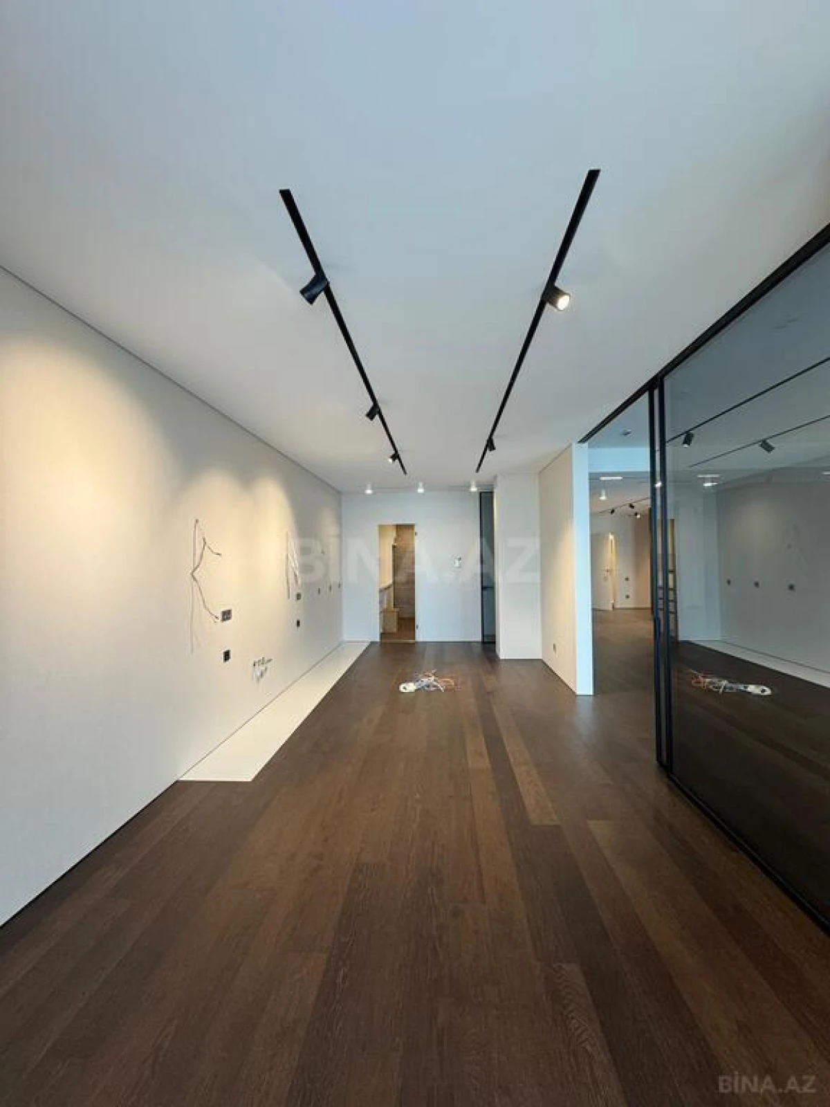 Satılır 4 otaqlı mənzil 303 m²