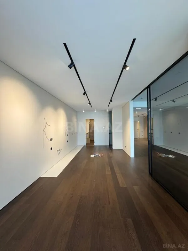 Satılır 4 otaqlı mənzil 303 m²