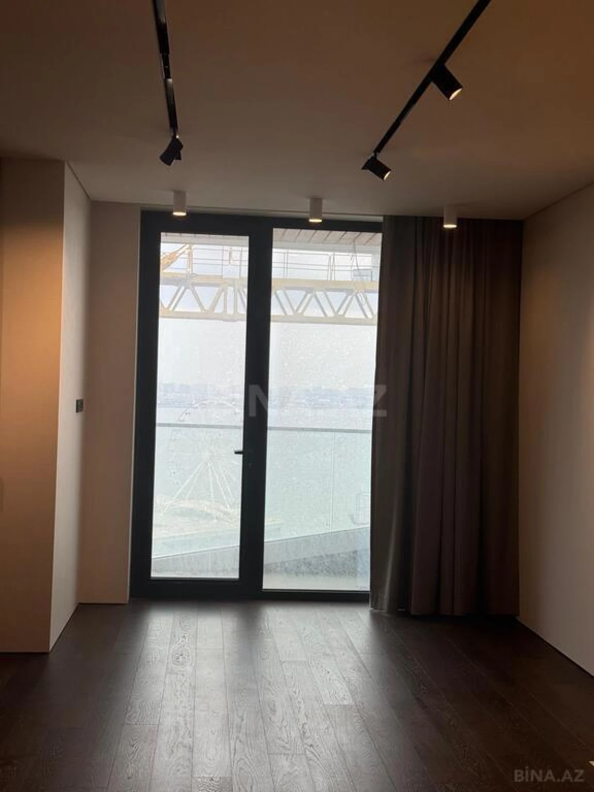 Satılır 4 otaqlı mənzil 303 m²